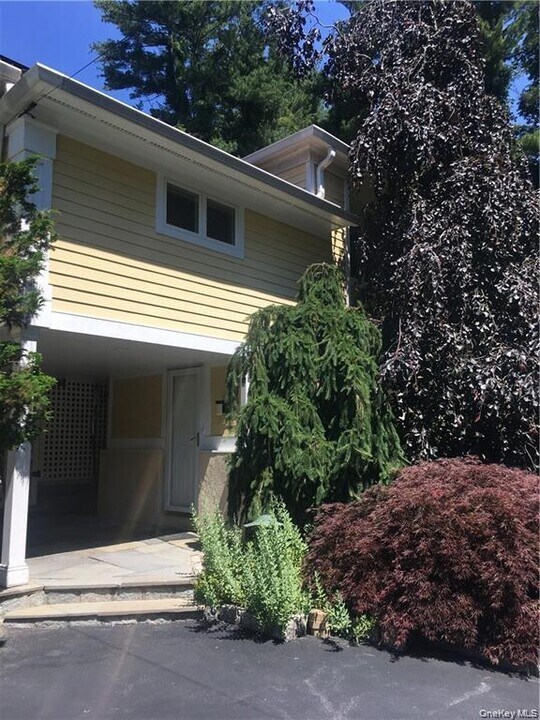 7 Valley View Rd in Chappaqua, NY - Building Photo