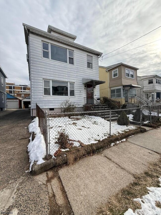 property at 200 N 15th St