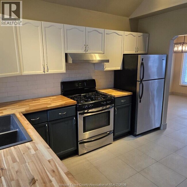 1227 Windermere Rd in Windsor, ON - Foto de edificio - Building Photo