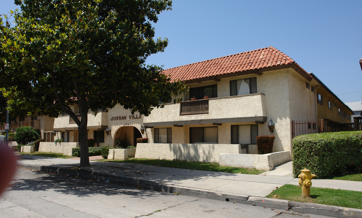 Jordan Villa in Canoga Park, CA - Building Photo