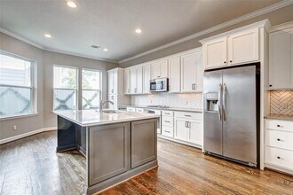 5006 Ella Blvd in Houston, TX - Building Photo - Building Photo