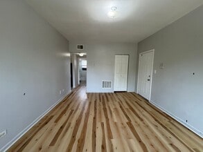 3801 W Thomas St, Unit 1 in Chicago, IL - Foto de edificio - Building Photo