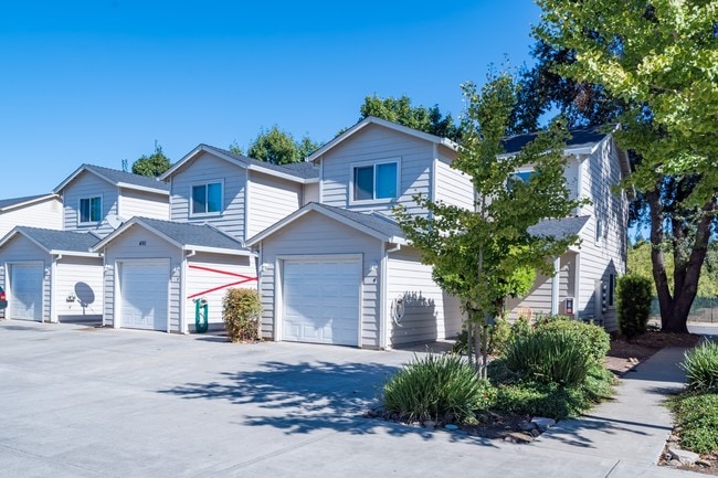 480-490 Posada Way in Chico, CA - Foto de edificio - Building Photo