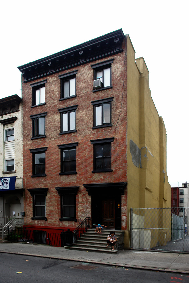 134 Henry St in New York, NY - Building Photo - Building Photo