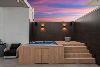 90 SW 3rd St in Miami, FL - Building Photo - Building Photo