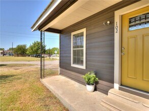 102 Taylor St in Hutto, TX - Building Photo - Building Photo