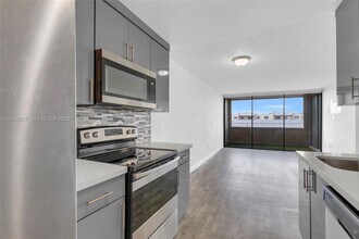 10400 SW 108th Ave in Miami, FL - Building Photo - Building Photo