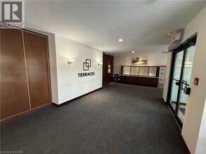 5070 Fairview St in Burlington, ON - Building Photo - Building Photo