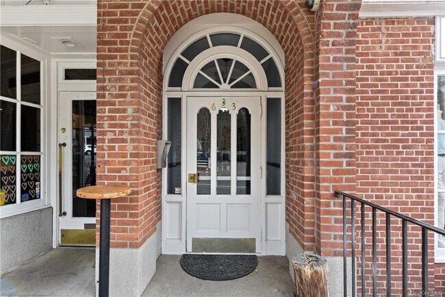 633 Old Post Rd-Unit -2-11 in Bedford, NY - Building Photo - Building Photo