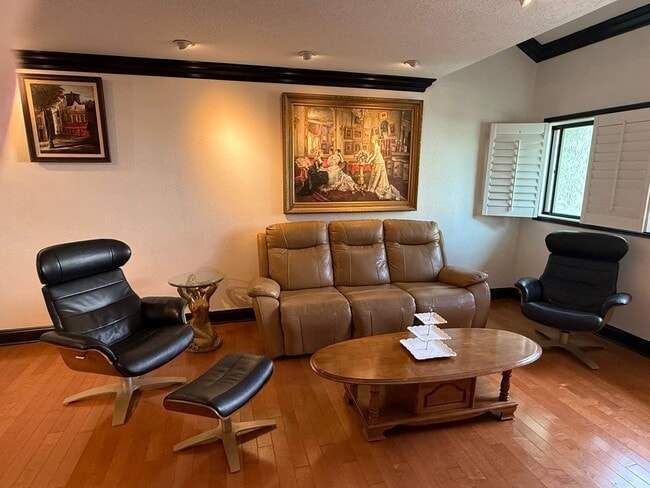 21620 Burbank Blvd, Unit 21620 Burbank in Woodland Hills, CA - Building Photo - Building Photo