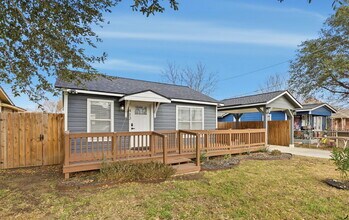 413 W Wright Blvd in Universal City, TX - Foto de edificio - Building Photo