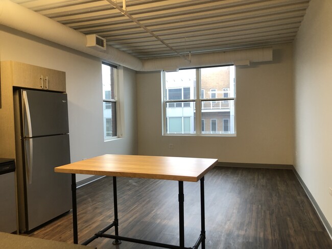 930 W Dakin St, Unit 201 in Chicago, IL - Building Photo - Building Photo