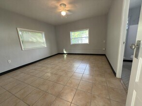 16 W Main St in Mount Dora, FL - Foto de edificio - Building Photo
