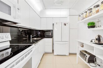 3701 N Country Club Dr, Unit 1604 in Aventura, FL - Building Photo - Building Photo