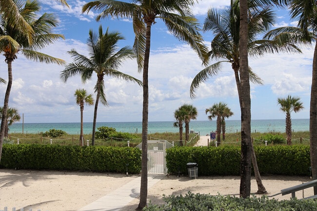 5005 Collins Ave, Unit #1422 Carriage Club North in Miami Beach, FL - Building Photo - Building Photo