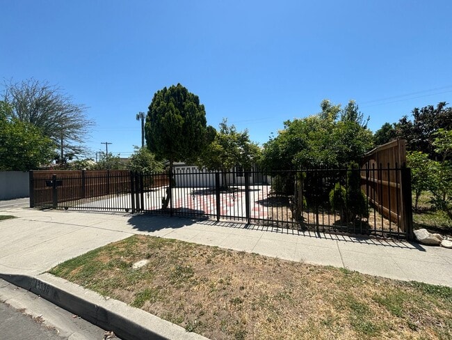 17736 Lull St in Los Angeles, CA - Building Photo - Building Photo