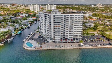 11930 N Bayshore Dr in North Miami, FL - Foto de edificio - Building Photo