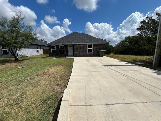 2211 Hercules Dr in Granbury, TX - Building Photo
