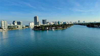 900 Bay Dr in Miami Beach, FL - Foto de edificio - Building Photo