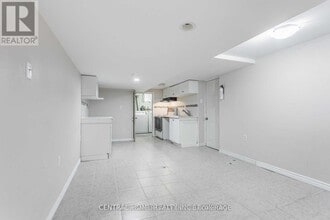 2 Kingsmere Crescent in Toronto, ON - Building Photo - Building Photo
