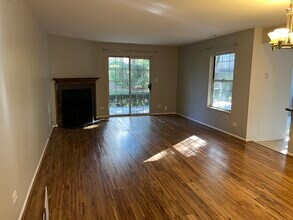 131 Crestwood Ct in Schaumburg, IL - Building Photo - Building Photo