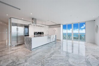 1000 South Pointe Dr in Miami Beach, FL - Building Photo - Building Photo