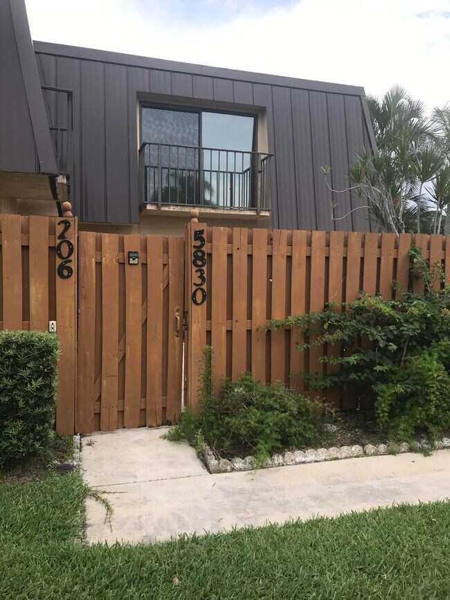 5830 SE Windsong Ln in Stuart, FL - Building Photo - Building Photo
