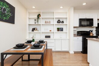 8055 E Thomas Rd, Unit Scottsdale Condo in Scottsdale, AZ - Building Photo - Building Photo
