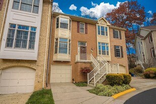 1379 Heritage Oak Way in Reston, VA - Building Photo