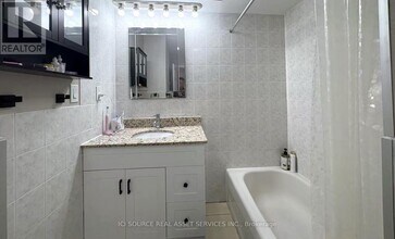 19 Talbot St in Brampton, ON - Building Photo - Building Photo