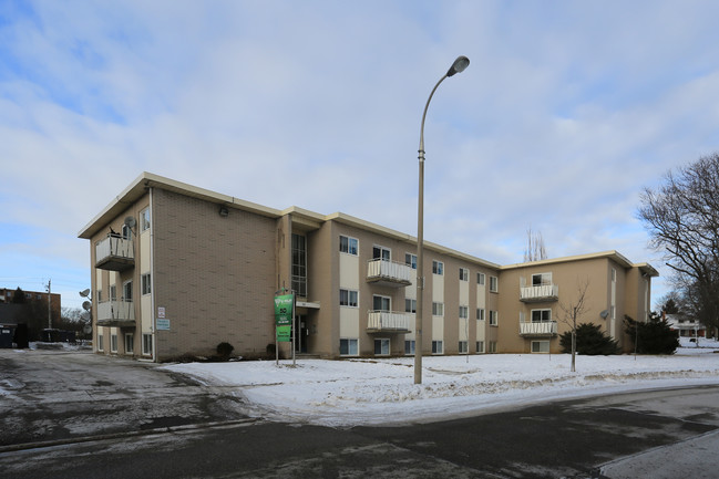 Queens Court in Kitchener, ON - Building Photo - Primary Photo