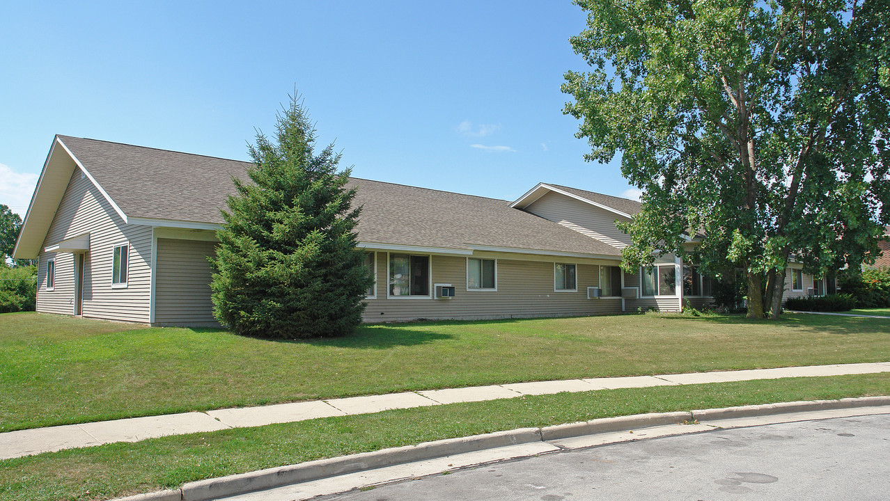 South Willow Apartments in Racine, WI - Building Photo