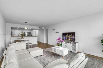 9125 SW 77th Ave in Miami, FL - Building Photo - Building Photo