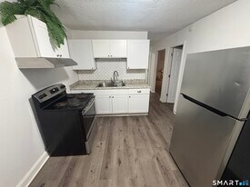 20 Shagbark Rd in Waterbury, CT - Building Photo