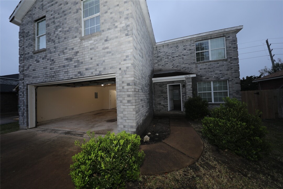 12620 Rio Bravo St in Rosharon, TX - Building Photo
