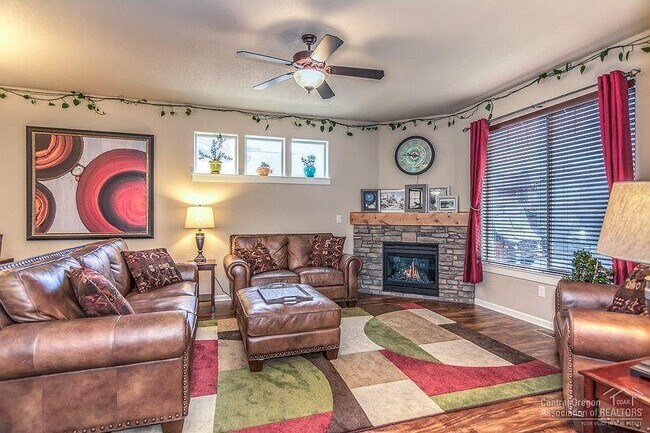 20758 NE Sierra Dr in Bend, OR - Foto de edificio - Building Photo