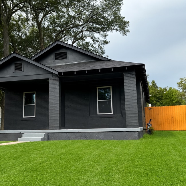 2760 Lola Ave
