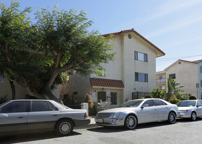 13632 Kornblum Ave in Hawthorne, CA - Foto de edificio - Building Photo