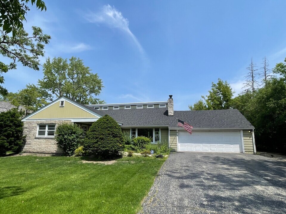 836 W Everett Rd in Lake Forest, IL - Building Photo