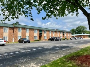 Derby Run Apartments in Louisville, KY - Foto de edificio - Building Photo