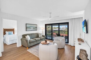 600 Neapolitan Way in Naples, FL - Building Photo