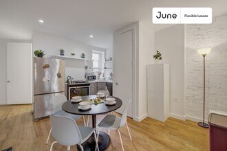 Functional ROOM at The Woodbine House, Unit 2 in Queens, NY - Foto de edificio - Building Photo