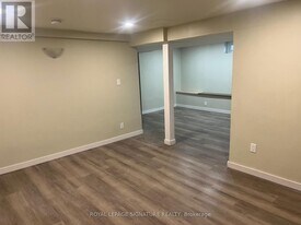 30 West St in East Gwillimbury, ON - Building Photo