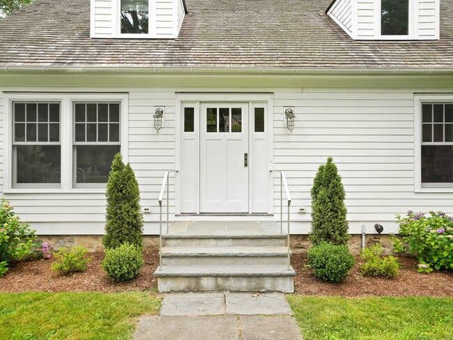 947 Valley Rd in New Canaan, CT - Foto de edificio - Building Photo