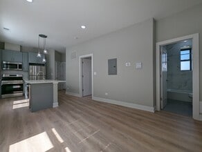 423 W Belden Ave, Unit 428-24 in Chicago, IL - Building Photo - Building Photo