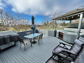 721 Cherry Ave NE in Bainbridge Island, WA - Foto de edificio - Building Photo