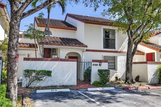 347 Ives Dairy Rd in Miami, FL - Building Photo - Building Photo