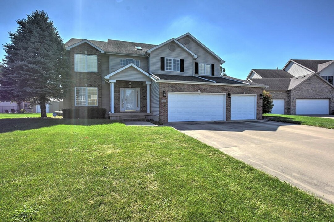 1003 James Ct in Forsyth, IL - Foto de edificio