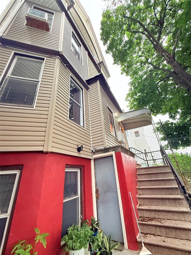 26 Linden St