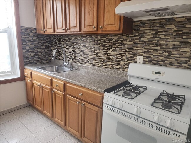 60-48 68th Rd in Queens, NY - Foto de edificio - Building Photo